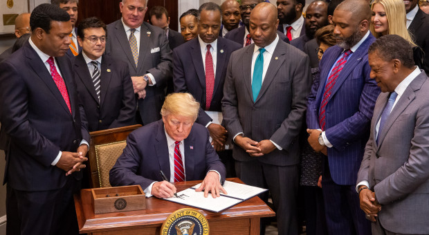 Donald Trump w czasie sprawowania obowiązków prezydenta USA. Dzięki prowizorium budżetowemu, który przyjął Senat, administracja federalna prezydenta może dalej pracować w 2019 r. (fot. Biały Dom/flickr.com/domena publiczna) Administracja USA nie stanie od 1 stycznia. Jest prowizorium budżetowe na 2019 r.