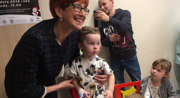 Minister zawraca się z apelem, byśmy nie przechodzili obojętnie obok ludzi śpiących na przystankach i ławkach (fot. MRPiPS/twitter.com) Numer 112. Minister rodziny i pracy prosi o więcej empatii wobec współobywateli