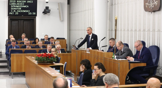 Senatorowie w czasie prac legislacyjnych 20 grudnia. (fot. Senat RP/twitter.com) Senat poparł podwyżkę najniższej emerytury do 1100 zł