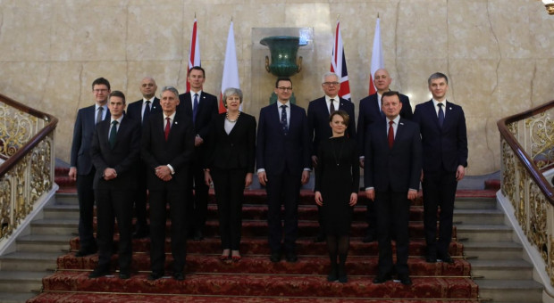 Członkowie gabinetu premier May i polskiego rządu, którzy uczestniczyli w Londynie w konsultacjach międzyrządowych. (fot. KPRM/twitter.com) Morawiecki w Wielkiej Brytanii: Zapraszamy Polaków z powrotem do kraju
