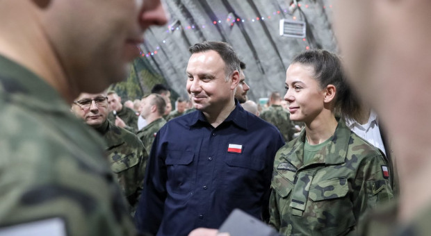 Prezydent Andrzej Duda, jako najwyższy zwierzchnik sił zbrojnych, szczególną uwagę przywiązuje do wojska i wojskowych. (fot. Jakub Szymczuk/KPRM/twitter.com) Prezydent wysoko stawia bezpieczeństwo żołnierzy Wojska Polskiego