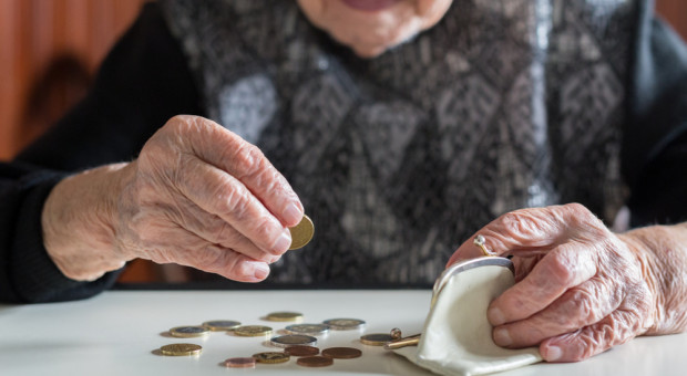 Według rządowych szacunków podwyżką zostanie objętych około 6,2 mln emerytów (fot. Shutterstock.com) Prezydent podpisał nowelizację podnoszącą najniższą emeryturę w 2019 r.