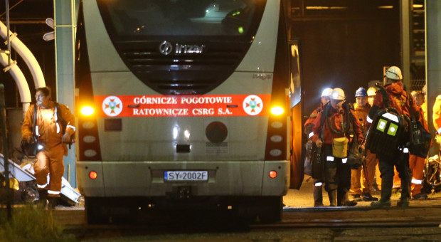 W akcji w kopalni CSM uczestniczą ratownicy z Czech i z Polski. (fot. PAP / Andrzej Grygiel) Katastrofa w kopalni w Karwinie. Stan rannych górników w nocy nie zmienił się