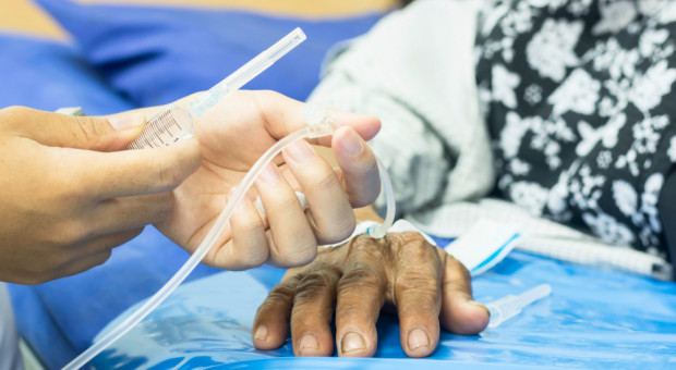 Średnia wieku pielęgniarek w szpitalu w Stalowej Woli to 55 lat. (fot.shutterstock.com) Braki kadrowe w szpitalach. Emerytów chcą zatrzymać na pół etatu