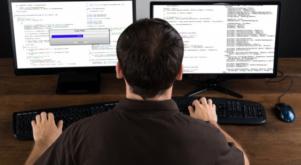 W Polsce - wedle rozmaitych szacunków - brakuje od kilkudziesięciu do nawet 100 tys. specjalistów IT. (Fot. Shutterstock) Polski rynek potrzebuje pół mln informatyków. Ministerialny pomysł pomoże?