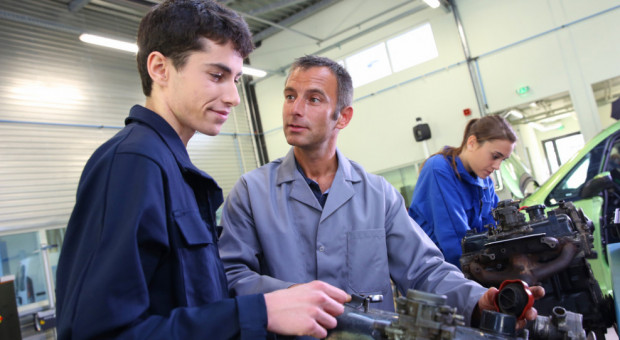 Dobowy łączny wymiar zajęć edukacyjnych realizowanych przez ucznia w szkole i praktycznej nauki zawodu nie może przekraczać 8 godzin. (Fot. Shutterstock) Czas na zmiany w praktycznej nauce zawodu