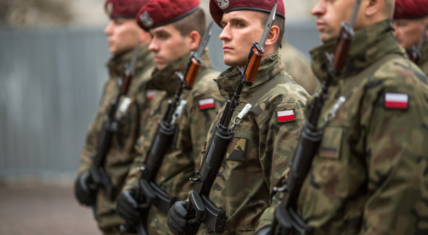 Średnio ponad 300 zł wyniesie podwyżka dla pracowników cywilnych wojska. (fot.shutterstock.com) Podwyżki w wojsku. Żołnierze i pracownicy cywilni zarobią więcej