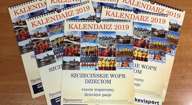 Dochód ze sprzedaży kalendarza pomoże zorganizować kursy pływania dla dzieci. (fot. Facebook/ Szczecińskie WOPR) Szczytny cel ratowniczek WOPR. Zapozowały do zdjęć dla dzieci