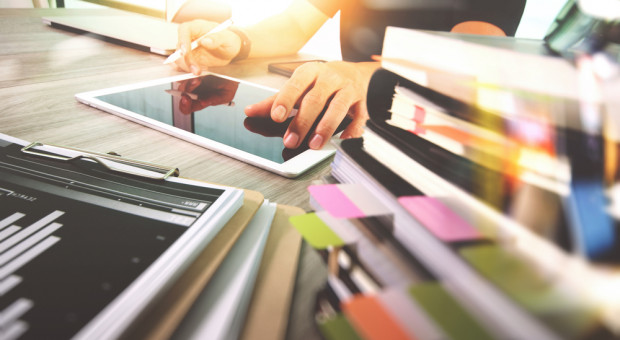 Ustawa przewiduje, że pracodawcy będą mogli przechowywać akta pracownicze 10, a nie 50 lat. (fot.shutterstock.com) Zmiany w przechowywaniu akt pracowniczych weszły w życie. Co wprowadzają e-akta?