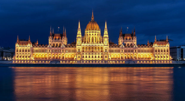Parlament węgierski w Budapeszcie. (fot. Jorge Franganillo/flickr.com/CC BY 2.0) Węgry podwyższyły płacę minimalną