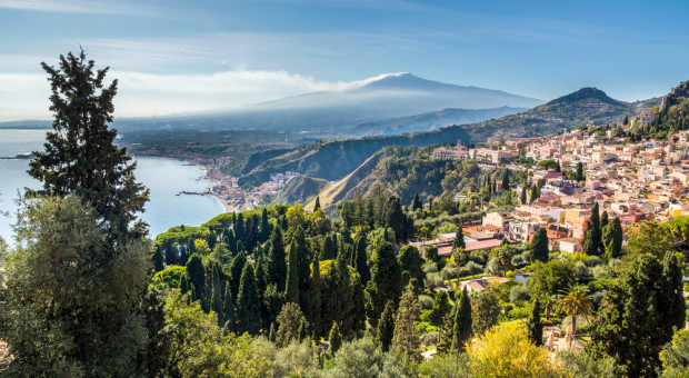 Na zboczach wulkanu uprawiane są słynne, wyśmienite pistacje z gminy Bronte pod Katanią. (fot.shutterstock.com) Etna zagrozi miejscom pracy na Sycylii? Plantatorzy pistacji martwią się