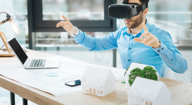 Wirtualna rzeczywistość pomaga szkolić pracowników. (fot.shutterstock.com) Szkolenia z VR. Nowe technologie wkraczają w kolejny segment