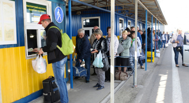 W niedzielę, 23 grudnia odprawiono 52 tys. podróżnych i blisko 8 tys. pojazdów. (fot.shutterstock.com) Na przejściach granicznych padł rekord. Pracownicy z Ukrainy wrócili do domu na święta