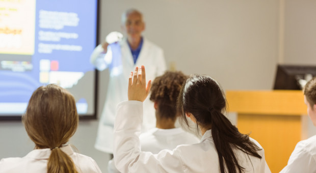 Profesor Ziętek został zawieszony w pełnieniu funkcji rektora Uniwersytetu Medycznego we Wrocławiu. (fot.shutterstock.com)Ponad #muremzaRektorem: już ponad 200 podpisów w obronie prof. Ziętka