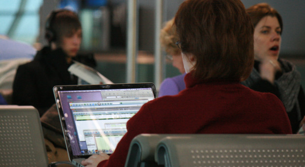 Według badań Kantar TNS, 95 proc. osób mających doświadczenie w pracy zdalnej ocenia ją pozytywnie. (fot. Jean-Etienne Minh-Duy Poirrier/flickr.com/CC BY-SA 2.0) Praca zdalna w badaniu Kantar TNS. Obraz bardzo pozytywny