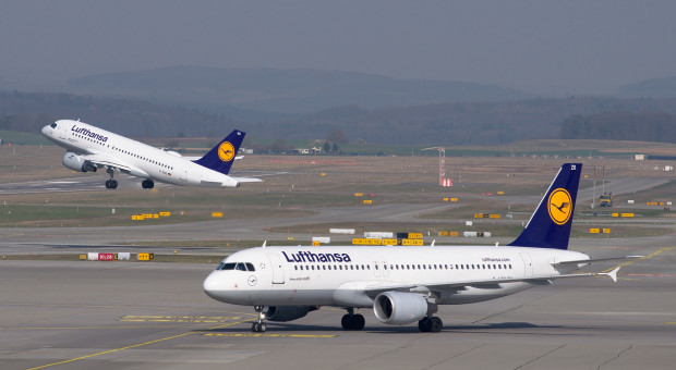 Lufthansa musiała odwołać lub przełożyć około 80 lotów (fot. pixabay.com) Ochrona lotnisk chce podwyżek. Strajk wymusił odwołanie lotów w Berlinie