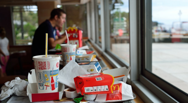 Klienci McDonald's sami wybiorą rodzaj słomki. (fot.shutterstock.com) W McDonald’s wystartował test papierowych słomek