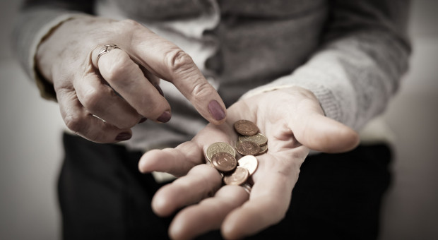 Najczęściej wypłacana kwota emerytury wynosiła 1 066 zł brutto – czyli 906 zł netto (fot.shutterstock) Emerytura nie wystarczy. Polacy zmuszeni dorabiać