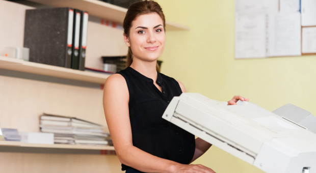 Młodzi pracownicy oraz studenci poszukując pierwszej pracy, aplikują na stanowiska, którymi warto się pochwalić w CV. (fot.shutterstock.com) Administracja, HR, marketing. Gdzie jeszcze w 2018 roku chcieliśmy pracować?