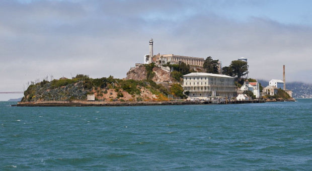 Placówka więzienna na wyspie Alcatraz, jeden z symboli amerykańskiego więziennictwa rozsławionym przez filmy, z których pierwszy ukazał się w 1937 r. (fot. wikimedia.org/CC) Amerykański shutdown. Strażnicy ostrzegają przed ucieczką więźniów