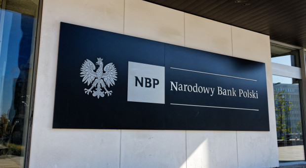 uż niedługo dowiemy się dokładnie, ile zarabiają dyrektorzy departamentów w NBP - powiedział Andrzej Dera (fot.shutterstock) Wynagrodzenia w NBP będą jawne. Prezydent podpisze ustawę