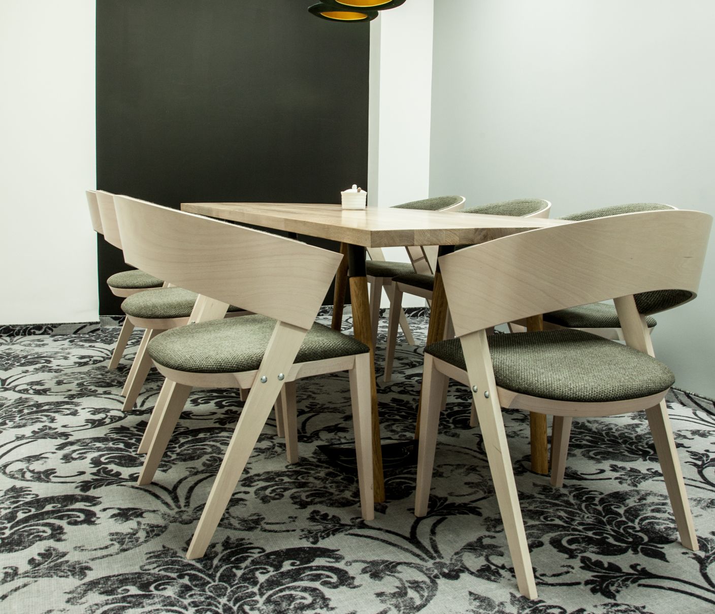 Podczas prac koncepcyjnych nad wystrojem biura Anwear.com zdecydowano się na oszczędną kolorystykę, bazującą na połączeniu szlachetnej bieli z elegancką czernią. (Fot. mat. pras.)