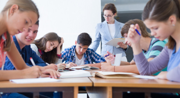 Trwa dyskusja na temat wysokości wzrostu nauczycielskich pensji. (Fot. Shutterstock) Samorządy chcą zmian w sposobie wypłacania nauczycielskich pensji