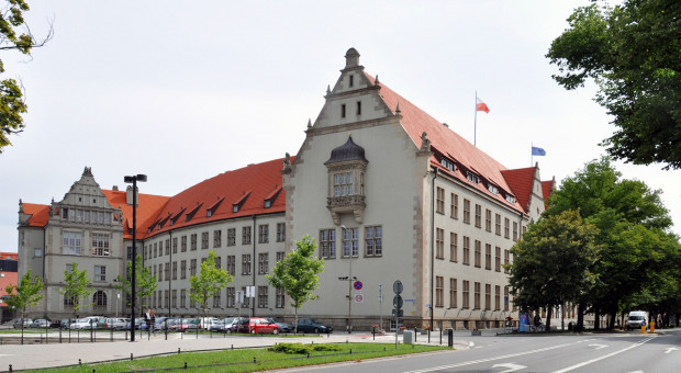 Budynek główny Politechniki Wrocławskiej. (Fot. Wikimedia/Beata Zdyb, lic. CC BY-SA 3.0 pl) Politechnika Wrocławska będzie doskonalić umiejętności pracowników samorządowych