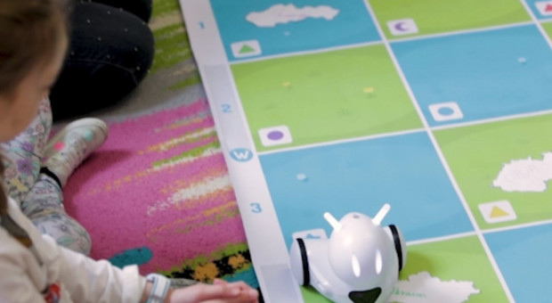 Photon to interaktywny robot edukacyjny. (Fot. Newsrm.tv) Polski robot uczy dzieci programowania