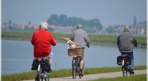 Seniorzy to grupa sięgająca po kredyty z racji stabilnej sytuacji finansowej, którą jest gwarantowana przez państwo emerytura. (fot. pexels.com/domena publiczna) Polski senior to dłużnik? Dane z 2018 r. są niepokojące