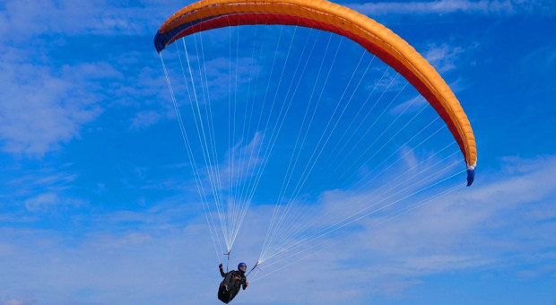 Skok ze spadochronem, lot w tunelu aerodynamicznym, jazda off road, loty widokowe – w Polsce przybywa fanów takich niecodziennych atrakcji. (Fot. Pixabay) Polacy coraz więcej zarabiają i inwestują w czas wolny