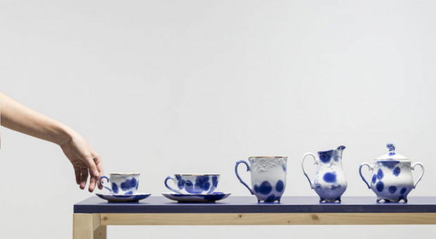 Autorami projketu są są Ewa Klekot – antropolożka oraz Arkadiusz Szwed - projektant, technolog ceramiczny (fot.mat.pras.) Niezwykła kolekcja porcelany w hołdzie pracownikom fabryki