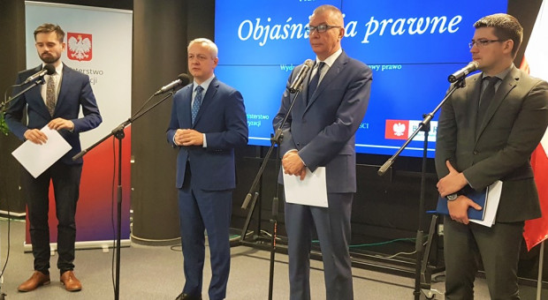 W konferencji prasowej wzięli udział Minister Cyfryzacji, Marek Zagórski, Rzecznik Małych i Średnich Przedsiębiorstw Adam Abramowicz, Podsekretarz Stanu w Ministerstwie Przedsiębiorczości i Technologii oraz dr Maciej Kawecki, dyrektor departamentu zarządzania danymi w Ministerstwie Cyfryzacji (fot.gov.pl) RODO. Jak długo przechowywać CV po rekrutacji? Mamy objaśnienia prawne ministerstwa