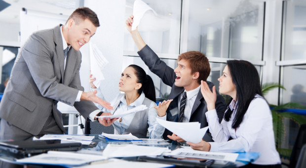 (Fot. Shutterstock) Jak przetrwać i zarządzać zespołem podczas ataku członków zespołu?