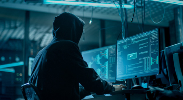 Rozwój przemysłu 4.0 i internetu rzeczy sprawia, że cyberbezpieczeństwo staje się coraz istotniejsze. (Fot. Shutterstock) W Polsce brakuje ekspertów ds. cyberbezpieczeństwa. Deficyty kadrowe są ogromne