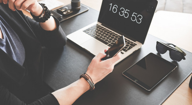 Udemy zapytał Amerykanów o to, co robią, by poprawić swoją sytuację materialną. (fot. pixabay.com) Pracują w największej gospodarce świata a dorabiają do etatu