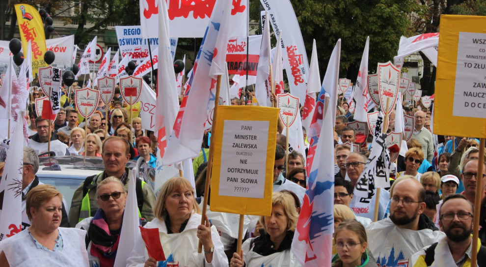 We wrześniu 218 r. związkowcy z nauczycielskiej Solidarności protestowali przed gmachem Ministerstwa Edukacji Narodowej. (fot. solidarnosc.org.pl) Ryszard Proksa z NSZZ Solidarność: będziemy namawiać nauczycieli do protestu