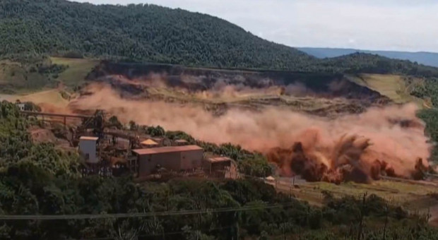 Przerwanie tamy znajdującej się w pobliżu miejscowości Brumadinho we wschodniej Brazylii nastąpiło 25 stycznia (fot. youtube.com) Katastrofa w kopalni Corrego do Feijao. Już 121 zabitych górników