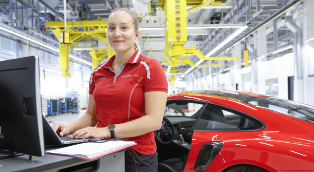 Rośnie odsetek kobiet pracujących w fabrykach Porsche. (Fot. Porsche/mat.pras.) Porsche bije kolejne rekordy, także w zatrudnieniu