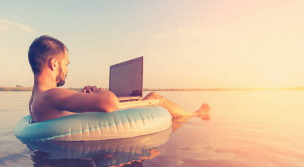 Pracującymi wędrowcami są szczególnie młodzi mężczyźni, chociaż nie tylko – 31 proc. stanowią kobiety. (Fot. Shutterstock) Łączą podróże z pracą. Cyfrowych nomadów jest coraz więcej