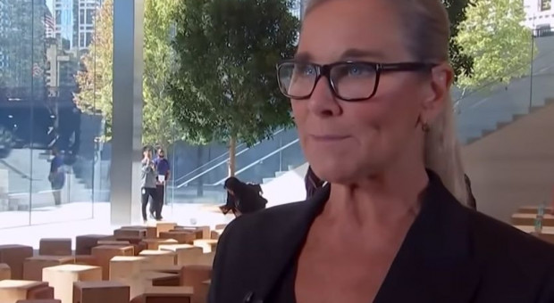 Zgodnie z oświadczeniem Apple'a Ahrendts ze stanowiska oficjalnie odejdzie w kwietniu tego roku. (Fot. YouTube) Angela Ahrendts odchodzi z Apple