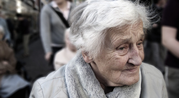 Jak zapewnia ZUS, nie trzeba wypełniać żadnych wniosków, żeby dostać te pieniądze. ZUS sam rozlicza seniorom podatki i wysyła im tylko formularz PIT-40A (fot. pexels.com/domena publiczna) ZUS informuje, że zwróci pieniądze seniorom