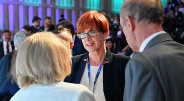 Szefowa MRPiPS wskazywała wówczas, że na Węgrzech istnieje cały wachlarz różnych rozwiązań w sferze polityki rodzinnej polityki senioralnej. (fot. facebook.com/Elżbieta Rafalska) Rafalska: Nie pracujemy nad babcinym urlopem