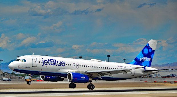 Samolot w barwach linii lotnicznych JetBlue, której prezes napisała do pracowników nietypowy list (fot. Tomás Del Coro/flickr.com/CC BY-SA 2.0) Szefowa lini lotniczej mówi pracownikom, by nie wstępowali do związku