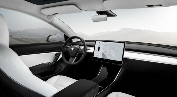 Tesla, firma Elona Muska rok 2019 zaczęła od redukcji zatrudnienia. (fot. wikipedia.org/CC BY-SA 4.0) Tesla zwalnia. Wszystkiemu winne zmiany w podatkach