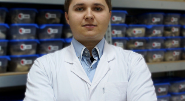 Nazwisko dr. Mateusza Hołdy stało się w przeszłości szeroko znane, gdy jako pierwszy w Polsce student, jeszcze bez tytułu magistra otrzymał tytuł doktora nauk medycznych (fot. mat.pras.UJ) Młody polski naukowiec na europejskiej liście "Forbesa"