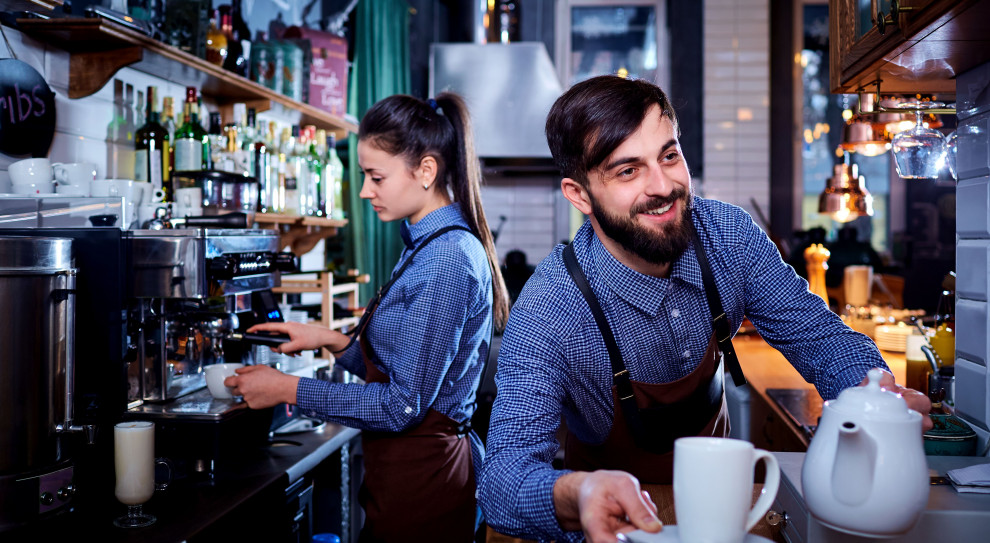Duże zapotrzebowanie na pracowników sezonowych dotyczy branży HoReCa (hotel, restaurant, cafe/catering) (fot. Shutterstock) Firmy stawiają na pracowników sezonowych. Gdzie potrzeba ich najwięcej?