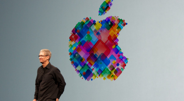 Tim Cook na tle ikonicznego technologicznego loga firmy Apple. (fot. Mike Deerkoski/flickr.com/CC BY 2.0) Tim Cook w grupie doradczej Trumpa ds. automatyzacji pracy
