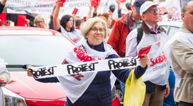 Akcję oflagowania szkół zaplanowano na 25 lutego 2019 r. i będzie ona trwała do odwołania. (Fot. solidarnosc.org.pl) Kolejna sekcja "S" zapowiada zaostrzenie protestu. W planach akcja oflagowania szkół