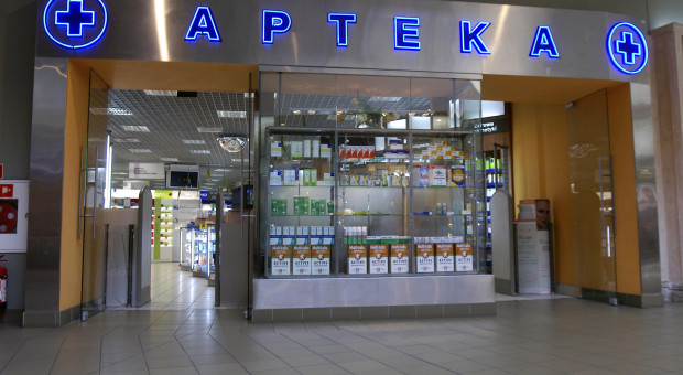 Artykuł 94 ustawy Prawo farmaceutyczne stanowi, że rozkład godzin pracy aptek ogólnodostępnych powinien być dobrany w taki sposób, by zaspokajać potrzeby ludności oraz zapewniać dostępność świadczeń, także w porze nocnej (fot.PTWP) Aptekarze nie chcą pracować w nocy. Powiat nie może ich do tego zmusić